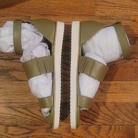 Michael Kors Sandals - Picture 3 of 7